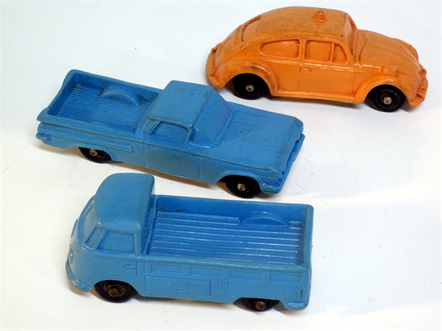 In this photo from top to bottom is an orange Tomte Laerdahl Volkswagen Beetle, a blue Chevrolet El Camino pickup truck, and last but not least a blue Volkswagen pickup, each vehicle fitted with black wheels, each 4 inches long.