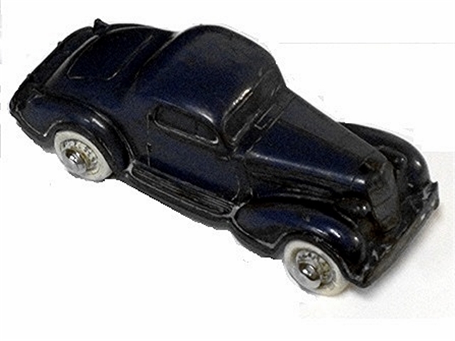 This is the same coupe,
			shown in blue, from the right rear. Note the large hubcaps, unique to Rainbow, and the artillery style wheels.