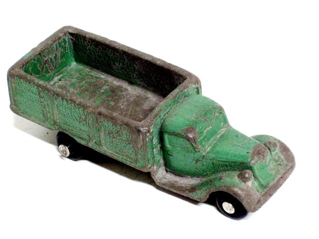 Here is the same green truck from the passenger's front quarter.