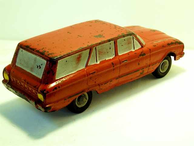 Here we have a right rear quarter view that shows the passenger side and tailgate as well. The rear doors narrow at the bottom to accommodate the wheel wells. The rear door window frames slants toward the front. DURAVIT is spelled out in large letters on the tailgate, and the rear gate glass is quite large. So, too, are the tail lamps which are painted bright yellow on the model.