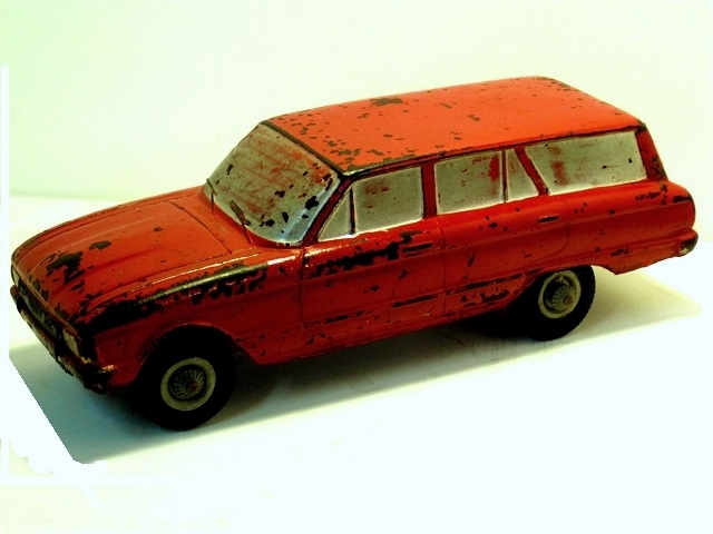 This is a view of the driver's side. The classic deeply dished, finned silver wheels show up nicely. One also sees the passenger wing windows as well.
