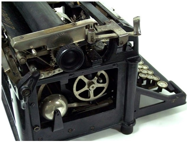 This is a close-up photo of the left side of the typewriter, described more fully above.